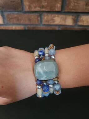 Multi-strand Chunky Beads Stretch Bracelet Green Center Stone Blue Cream Stones